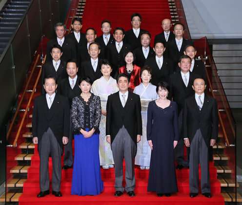 小渕優子経産相　安倍晋三首相に辞表提出、受理される