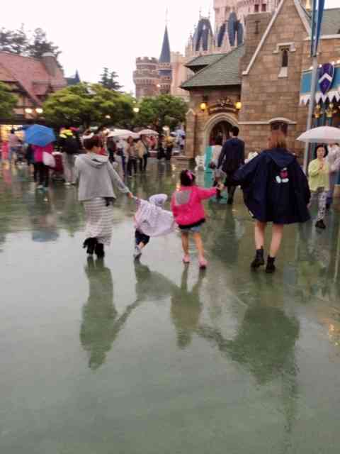 辻希美が生後2ヵ月の赤ちゃんを雨の中のディズニーに連れて行く非常識ぶりで炎上