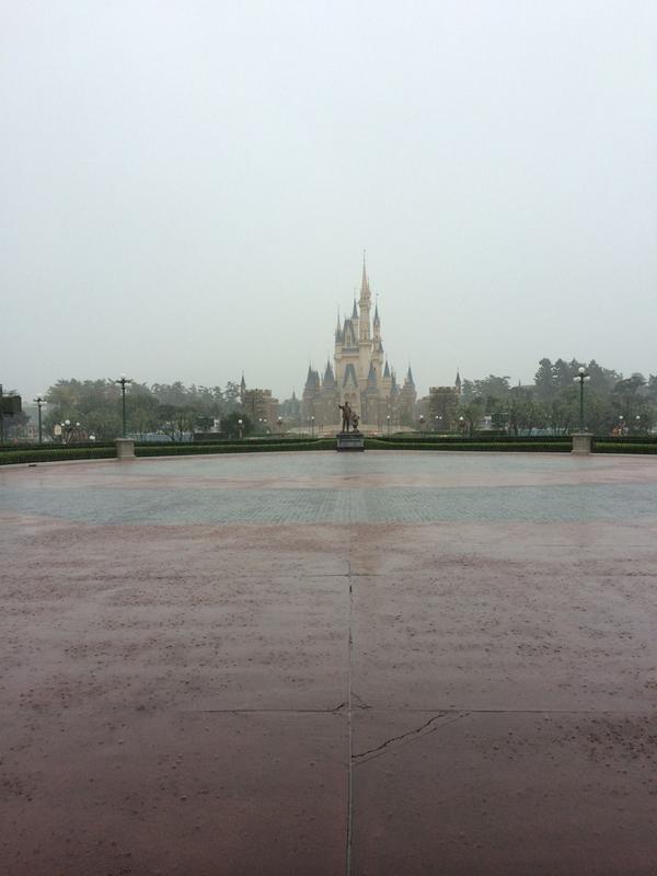 台風直撃した時のディズニーランドの写真がツイッターで話題に　