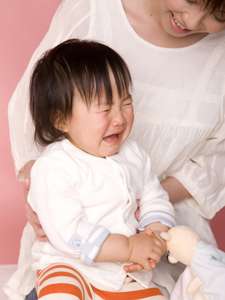 あぁ、うるさい！ 公共の乗り物で、他人の子どもが騒いだときの対処法 「グッと我慢」「ちがう車両に移動」