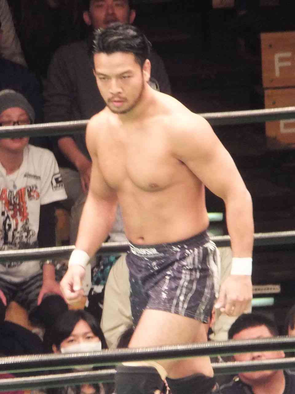 「プロレス女子」が急増、入門書や「女子会」…会場ではイケメンレスラーに熱烈声援