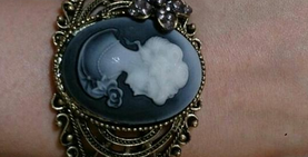 訳ありレトロカメオバングルの商品画像がいろいろとおかしすぎて「怖い」「訳ありすぎだろ」と話題に・・・・ : でっちでち速報