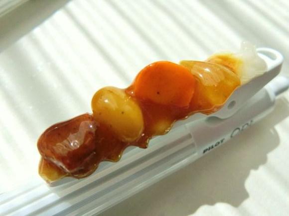【フェイクフード】納豆ピン、カレーボールペン、柿の種キーホルダーで食いしん坊アピール
