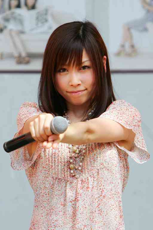 加護亜依　おさげでミニスカ、スクールガール風姿公開