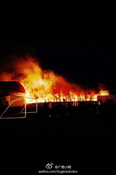 男性学生が花火を使ってかっこよく告白！→ 大学が大火事に。なお告白の返事は…
