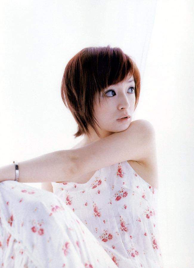 浜崎あゆみ、イメチェンヘアが好評　ざっくり胸元にも視線集中「拝みたくなる美しさ」
