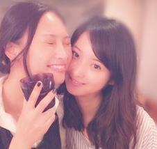 佐々木希、大政絢らとホームパーティ！豪華手料理でもてなし