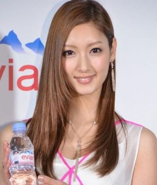 菜々緒の“超絶美脚”と魅惑のS字ライン…巧みなポージングで際立つ