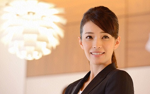 知念里奈VS沢尻エリカ、受付“悪嬢”対決が勃発!『ファーストクラス』