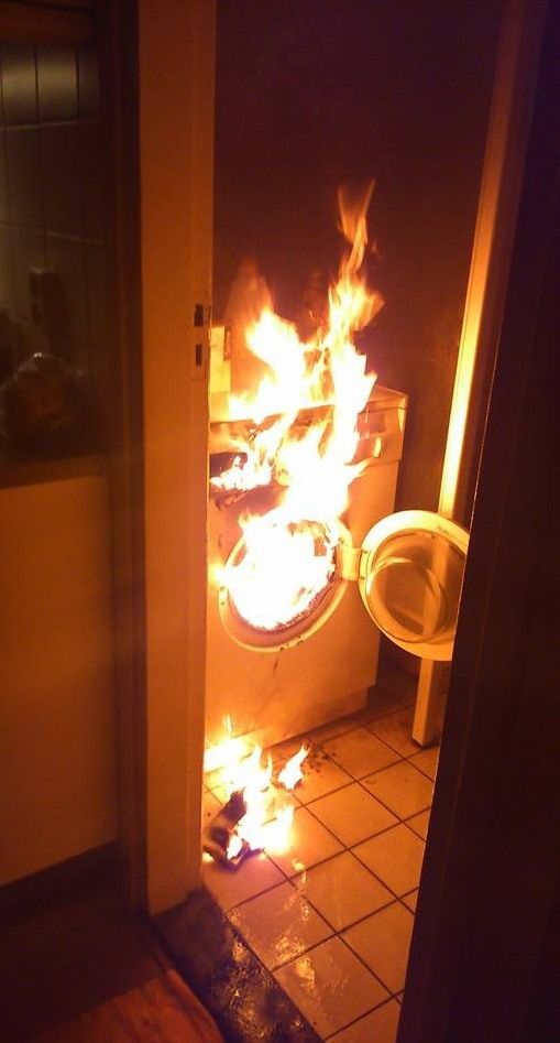 洗濯機が突如爆発！炎上したと海外で話題に。｜面白ニュース 秒刊SUNDAY