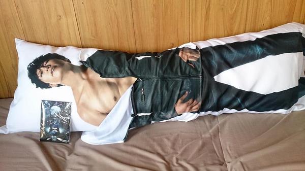 GACKTさんの「脱がせるヌード抱き枕」の仕様が凄いwww