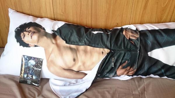 GACKTさんの「脱がせるヌード抱き枕」の仕様が凄いwww