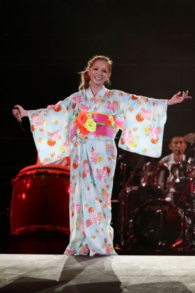 浜崎あゆみ、セクシーなボンデージタイツで圧巻！可憐さに会場からため息…「a-nation」シンガポール会場