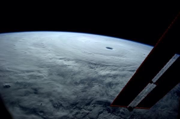 宇宙からみた台風19号がヤバイ　警戒が必要な期間は