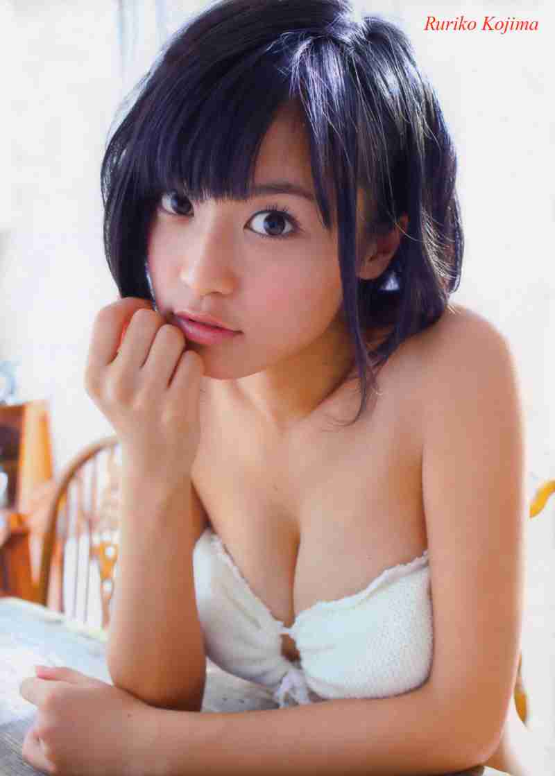 小島瑠璃子が下着姿を公開！
