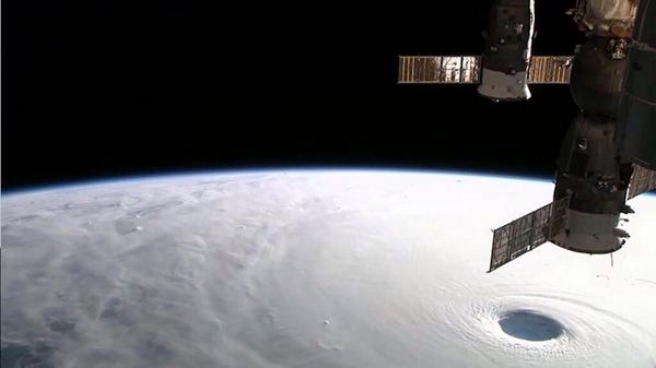 宇宙からみた台風19号がヤバイ 警戒が必要な期間は