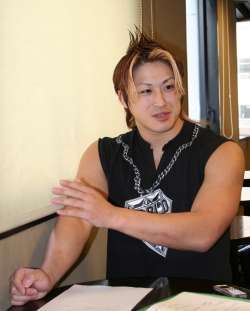 「プロレス女子」が急増、入門書や「女子会」…会場ではイケメンレスラーに熱烈声援