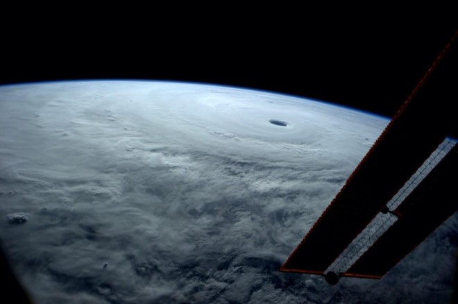 「今年最強の台風」を国際宇宙ステーションから撮影   &laquo; WIRED.jp