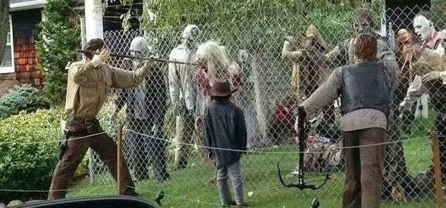 Distractify | 32 Halloween Decorations That Were Definitely The Talk Of The Neighborhood