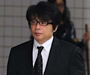 栩内被告が保釈　ほほ笑みながら車乗り込む