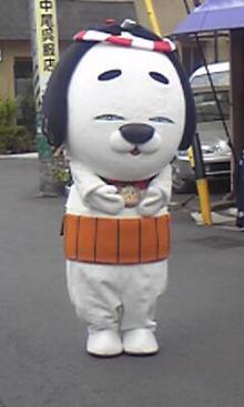 能面顔のご当地キャラ、三重・名張に登場　泣き出す子も