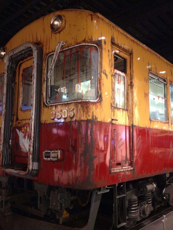 大阪の「くずはモール」に登場したハロウィン仕様の血まみれ電車 - ライブドアニュース