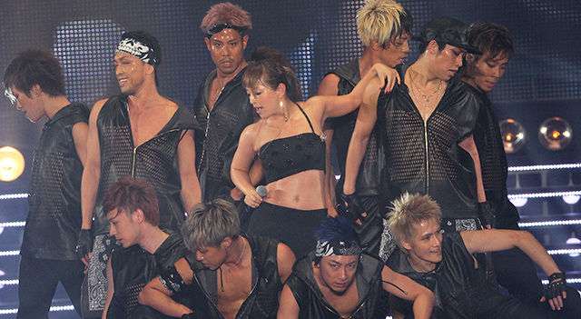 浜崎あゆみ、セクシーなボンデージタイツで圧巻！可憐さに会場からため息…「a-nation」シンガポール会場