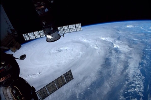 宇宙からみた台風19号がヤバイ 警戒が必要な期間は