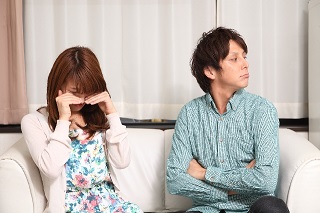 彼が不機嫌すぎてドン引きした経験「ゲーセンで注意」「『別に』って」 ｜ 「マイナビウーマン」