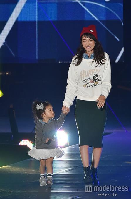 木下優樹菜、愛娘・莉々菜ちゃんがランウェイデビュー