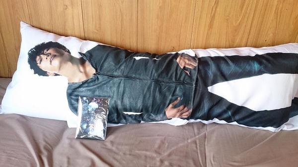 GACKTさんの「脱がせるヌード抱き枕」の仕様が凄いwww