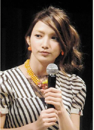 後藤真希、料理中に頬と手首を火傷