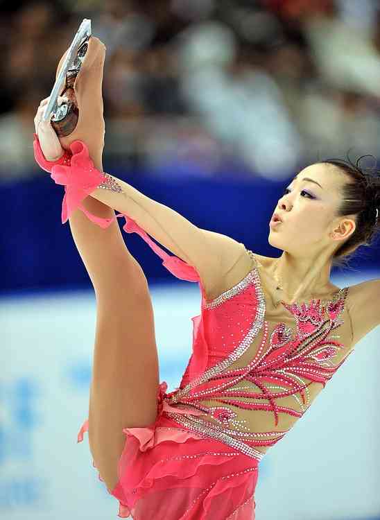 フィギュアスケート村主章枝「足を開く演技、本当に嫌です」「いやらしい目で見られている」