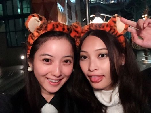 佐々木希＆大政絢、ディズニーシーでハロウィンな一夜を満喫