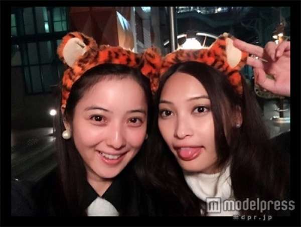 佐々木希＆大政絢、ディズニーシーでハロウィンな一夜を満喫 - モデルプレス