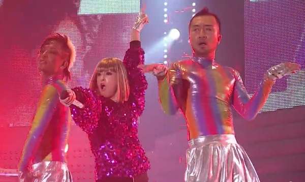 浜崎あゆみ、セクシーなボンデージタイツで圧巻！可憐さに会場からため息…「a-nation」シンガポール会場