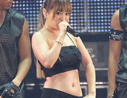 浜崎あゆみ、セクシーなボンデージタイツで圧巻！可憐さに会場からため息…「a-nation」シンガポール会場