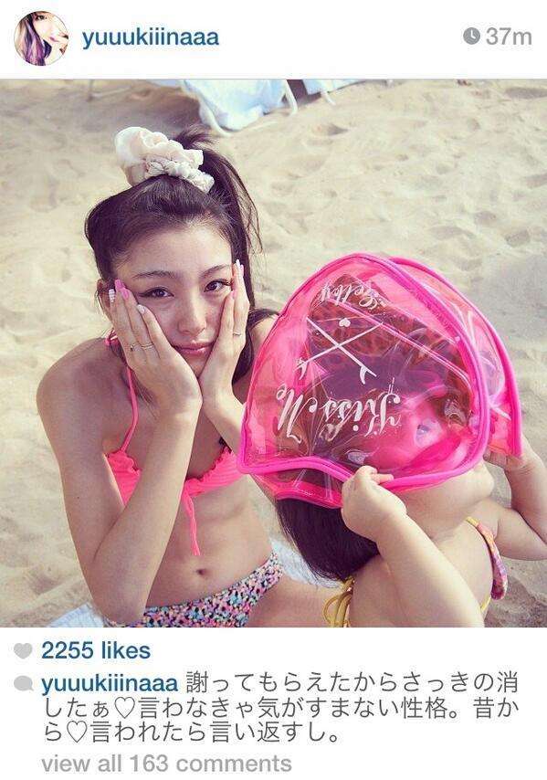 木下優樹菜、娘と水着姿でモデルポーズを披露