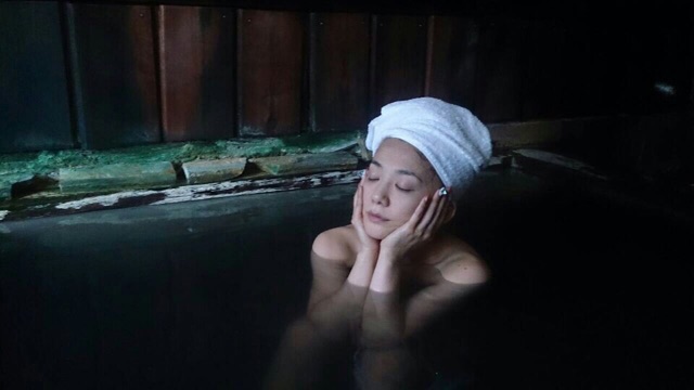 歌手・華原朋美が「入浴写真」を公開「メンタルを癒したい時にはここの温泉」