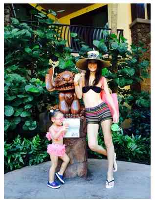 木下優樹菜、娘と水着姿でモデルポーズを披露