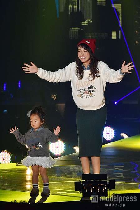 木下優樹菜、娘と水着姿でモデルポーズを披露