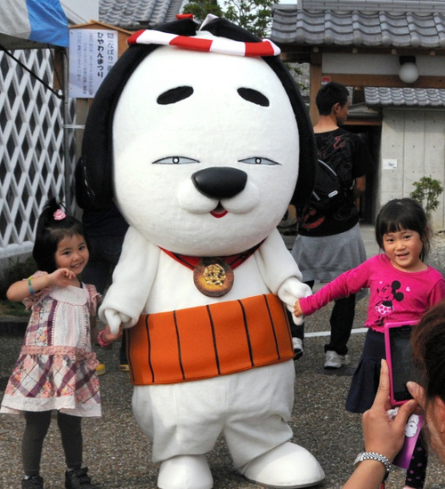 能面顔のご当地キャラ、三重・名張に登場　泣き出す子も