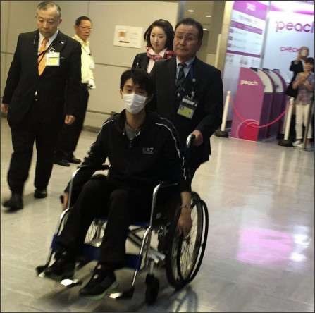 羽生結弦選手が緊急帰国、車いすにマスク姿…ファンには会釈繰り返す