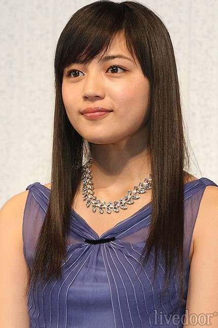 川口春奈の濃い目メイクに「別人みたい」の声