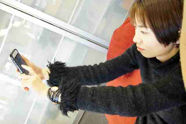 睡眠の質を上げる小ワザ：寝る前のスマホは「36センチ以上」顔から離す