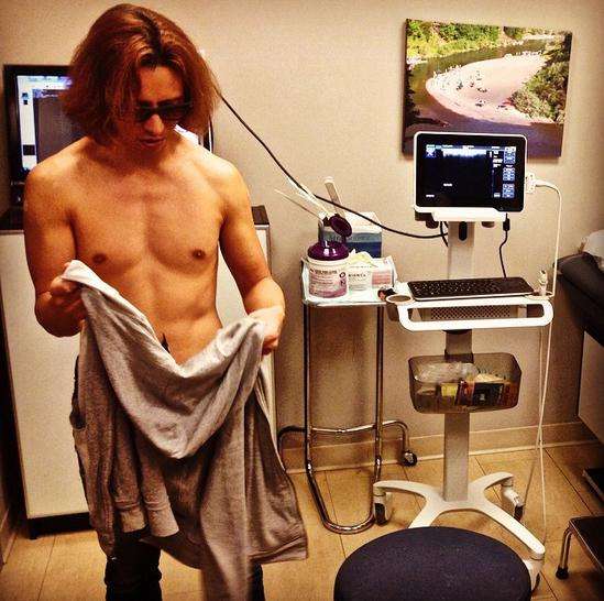 YOSHIKIが筋肉を痛め病院へ。それでもなお、マリリン・マンソンとコラボする多忙ぶり。 | Techinsight|海外セレブ、国内エンタメのオンリーワンをお届けするニュースサイト