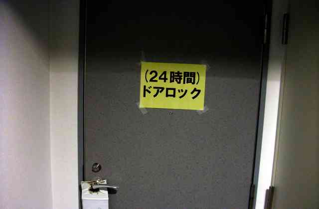 老人の体をベッドに縛り付けて一日中固定…老人ホームでの「拘束介護」