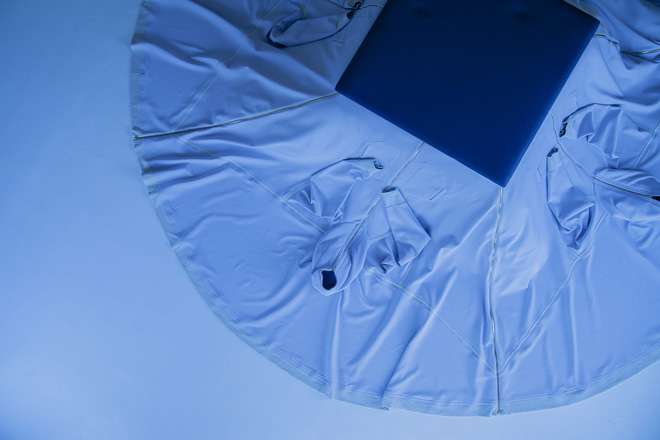 着るこたつカバー「kotatsu parka」が発売 快適すぎて脱出不可?