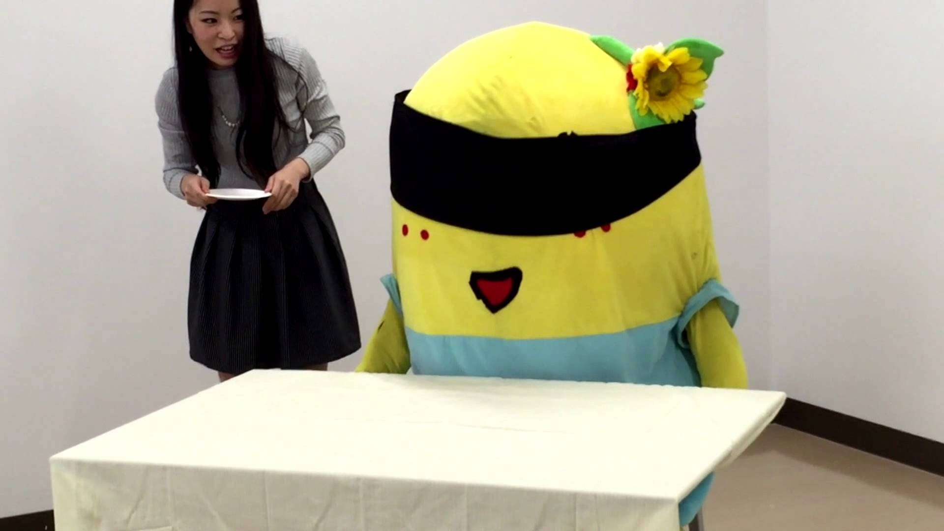 必見！ふなっしー目隠し食レポで共食いに大激怒！？ - YouTube