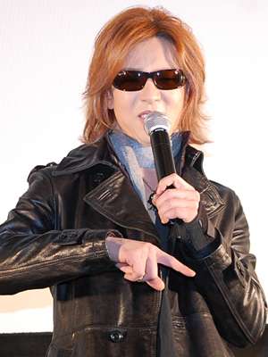 YOSHIKI、自宅にパリス・ヒルトン招いてお願いされたコト…レコーディング秘話披露！ - シネマトゥデイ